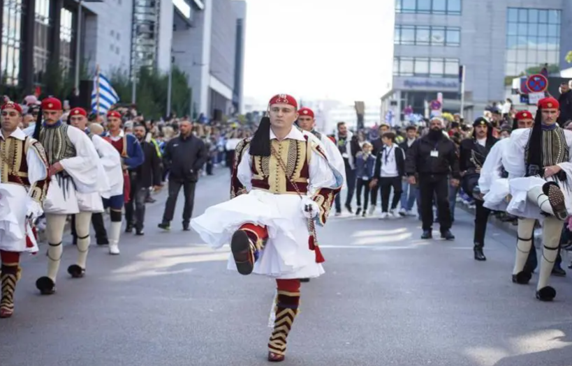 Στην Γερμανία οι Εύζωνοι και ο Εθνικός μας Ύμνος – Εντυπωσιακή παρέλαση στην Στουτγκάρδη (βίντεο)