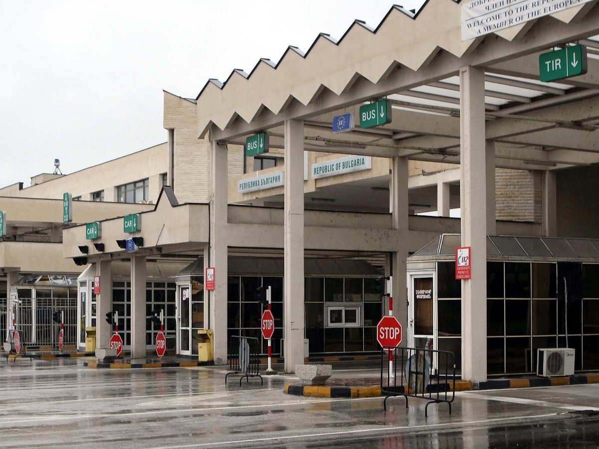 Αλλοδαποί προσπάθησαν να διαφύγουν από την Ελλάδα με πολυτελές ΙΧ: Τους εντόπισαν και τους συνέλαβαν