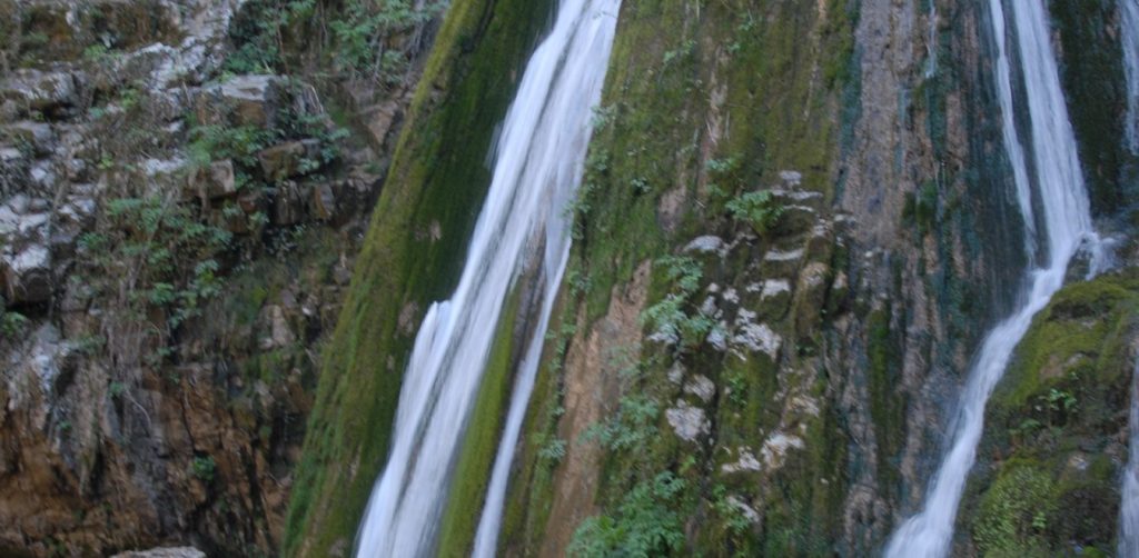 Μοναδικό φαινόμενο στα Τρίκαλα: Ο καταρράκτης που… εξαφανίζεται και εμφανίζεται ξανά (βίντεο)