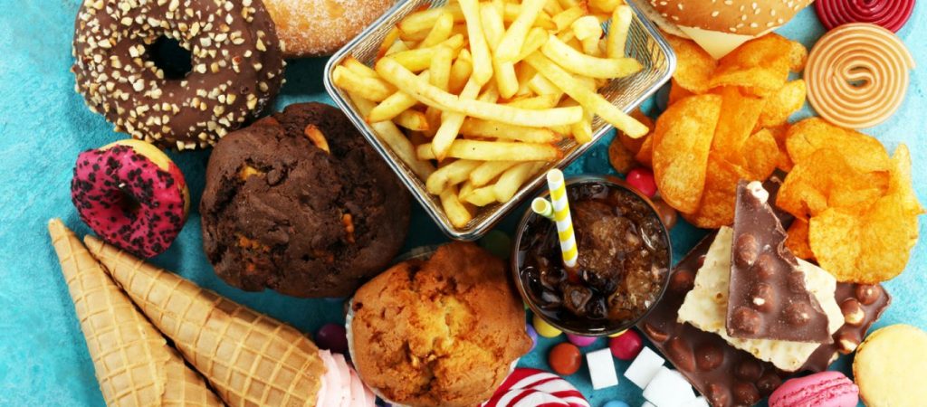 Τι θα συμβεί στο σώμα μας αν τρώμε για ένα μήνα μόνο junk food και επεξεργασμένες τροφές; (βίντεο)