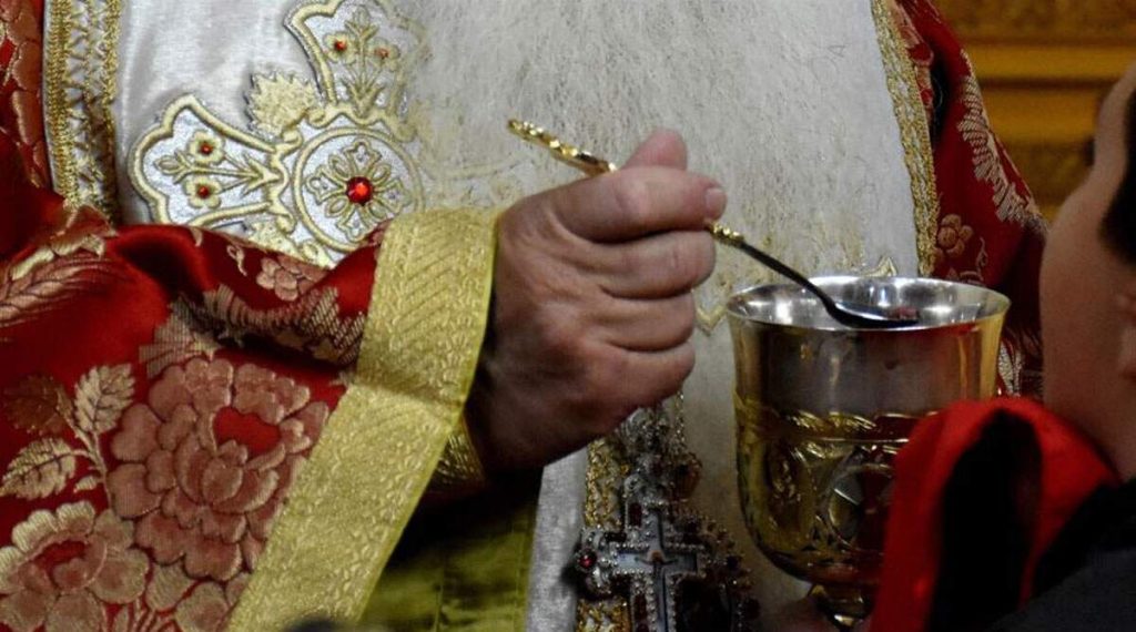 Εποχές Μεσαίωνα: Δικάζουν ιερέα στην Πάτρα γιατί λειτούργησε εν μέσω καραντίνας – Στο πλευρό του πολλοί πιστοί