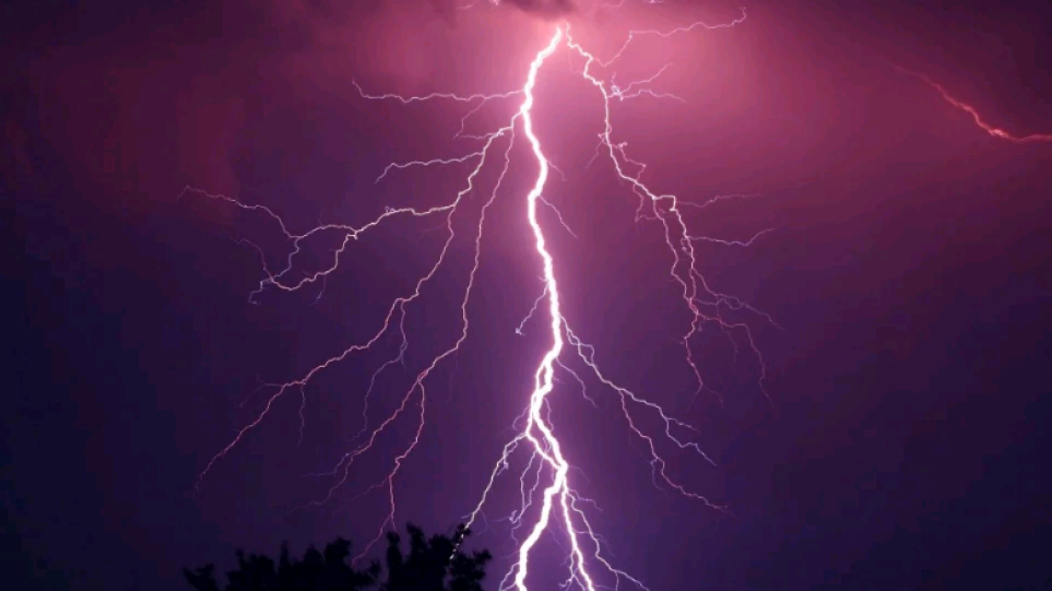 Όταν η φύση κάνει θαύματα: Ο άνδρας που δεν έβλεπε και δεν άκουγε μέχρι που τον χτύπησε κεραυνός