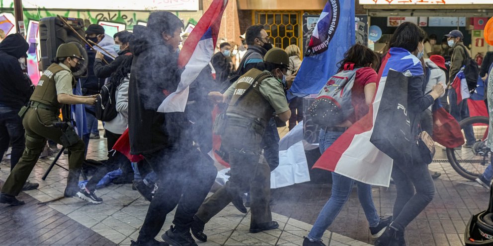 Χιλή: Μια νεκρή και τραυματίες μετά από επεισόδια σε πορεία αυτοχθόνων Μαπούτσε (βίντεο)