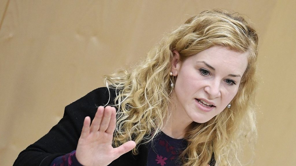 Αυστρία: Κατέρρευσε κατά τη διάρκεια ομιλίας της πλήρως εμβολιασμένη νεαρή βουλευτής (βίντεο)