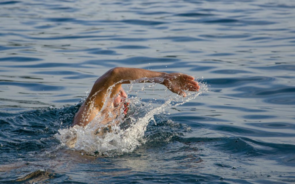 Κολύμπι στη θάλασσα τον χειμώνα: Πως μπορεί να βοηθήσει στην απώλεια βάρους;