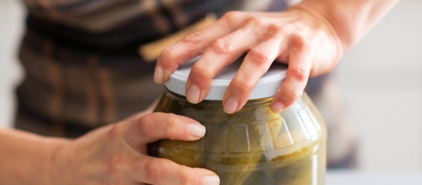 Θα σας «λύσει τα χέρια»: Έτσι θα ανοίξετε ένα βάζο που έχει κολλήσει (βίντεο)