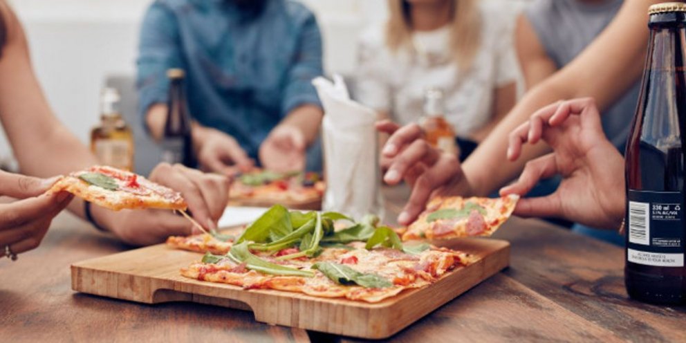 Μέχρι τι ώρα πρέπει να τρώμε βραδινό σύμφωνα με τους ειδικούς;