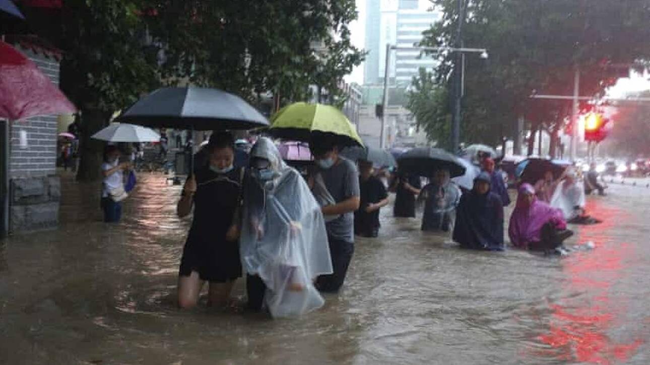 Κίνα: Τουλάχιστον 15 νεκροί και 3 αγνοούμενοι από τις πλημμύρες (βίντεο)