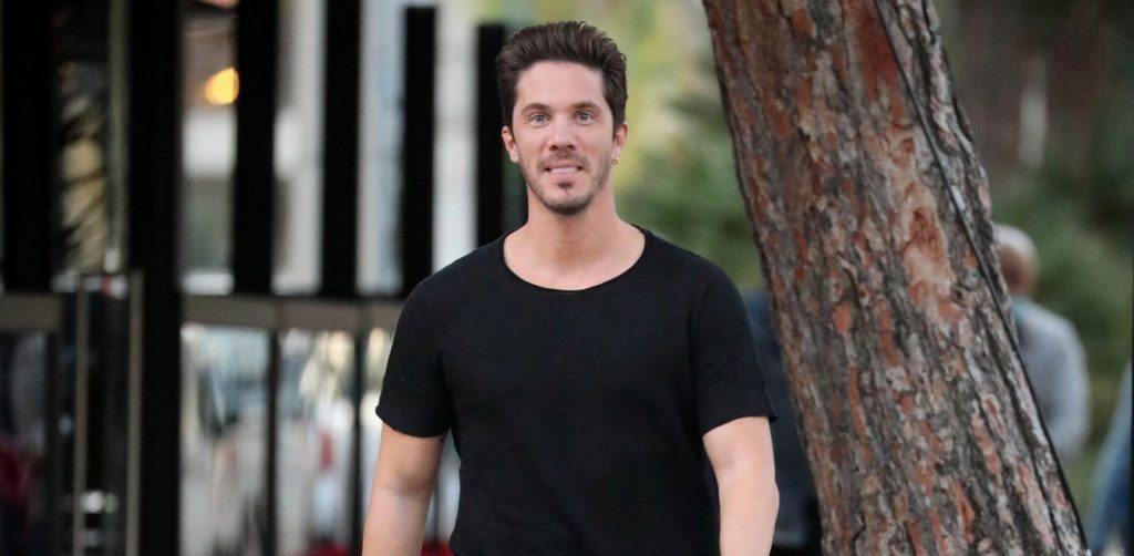 Ο κορυφαίος Νίκος Οικονομόπουλος στην «Υδρία» του Τζίμη Σταθοκωστόπουλου