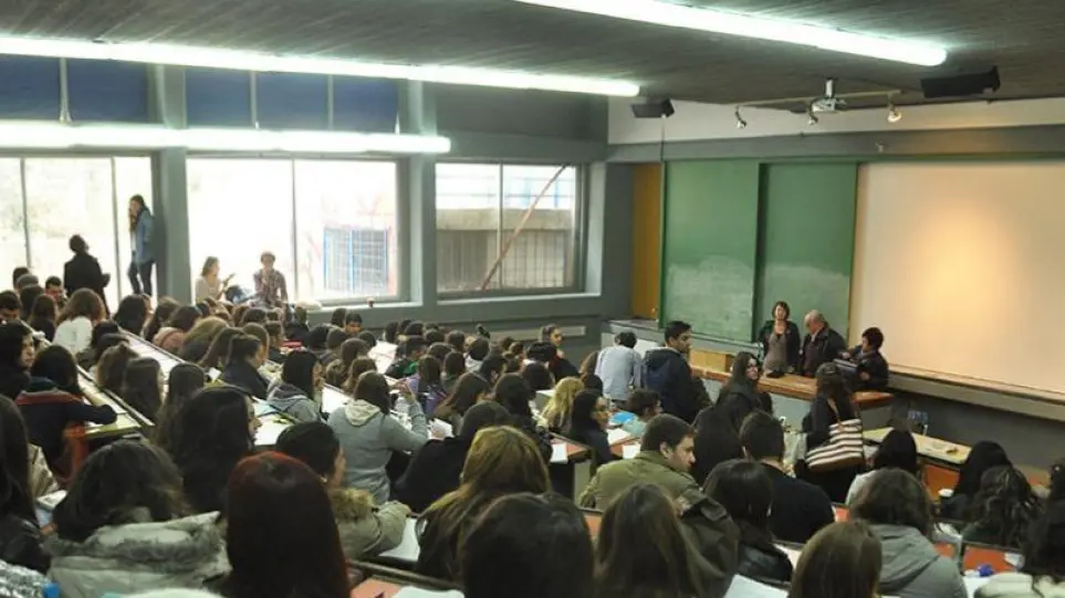 Φιλοσοφική Αθηνών: Ο ένας πάνω στον άλλο οι φοιτητές – Κάθονται ακόμη και στα παράθυρα (βίντεο)