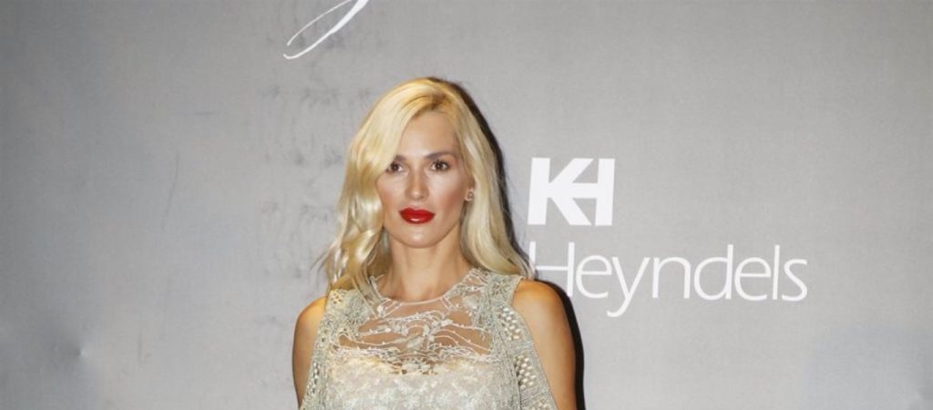 Στο πλευρό της Τ.Νόβα η Β.Καρύδα – Φόρεσε σοβιέτ αμπέχονο και σφυροδρέπανο