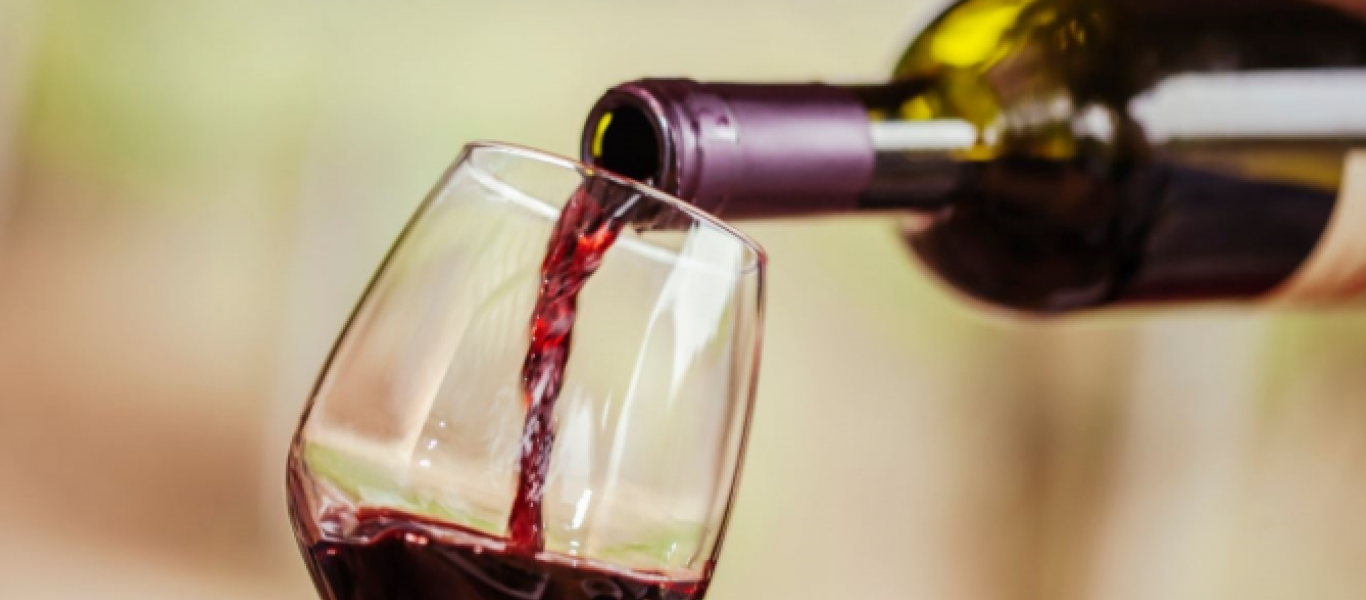 «Έξυπνα» κόλπα για να ανοίξετε ένα μπουκάλι κρασί χωρίς ανοιχτήρι!