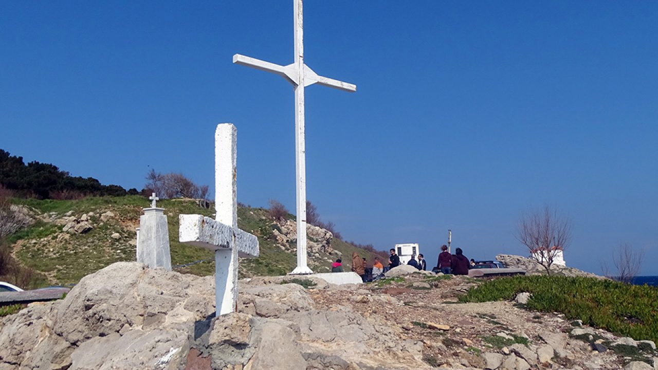 Ελλάδα 2021: Δικάζονται γιατί έστησαν ξανά τον σταυρό που «άγνωστα άτομα» είχαν βανδαλίσει