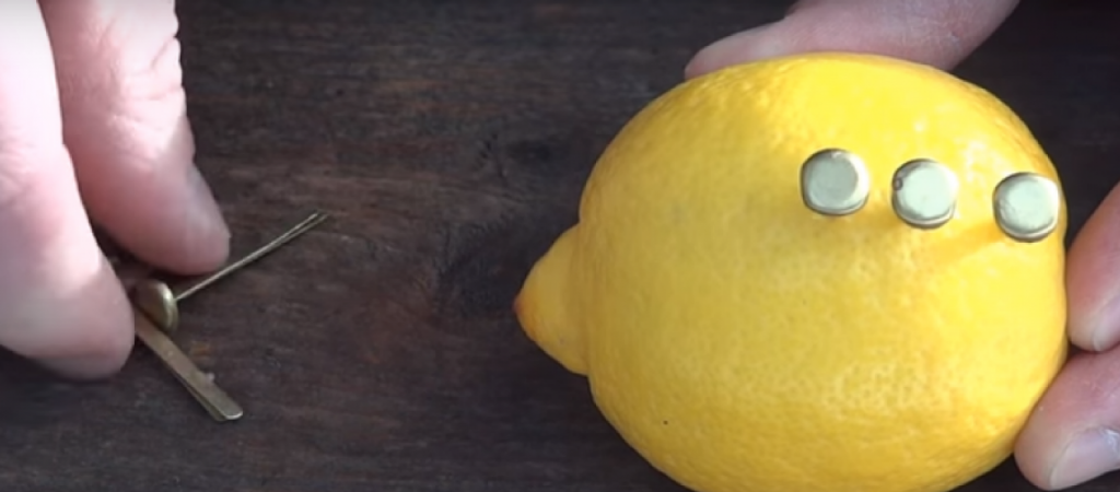 Δείτε πως μπορείτε να ανάψετε φωτιά χρησιμοποιώντας μόνο ένα… λεμόνι (βίντεο)