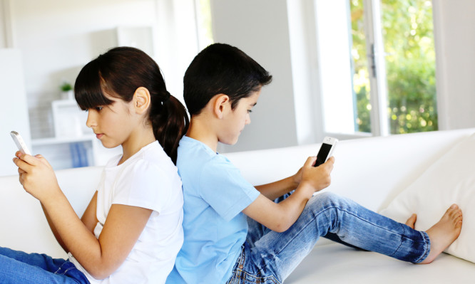 Συμβουλές για να μειώσετε το χρόνο που κάθεται με το κινητό τηλέφωνο το παιδί σας