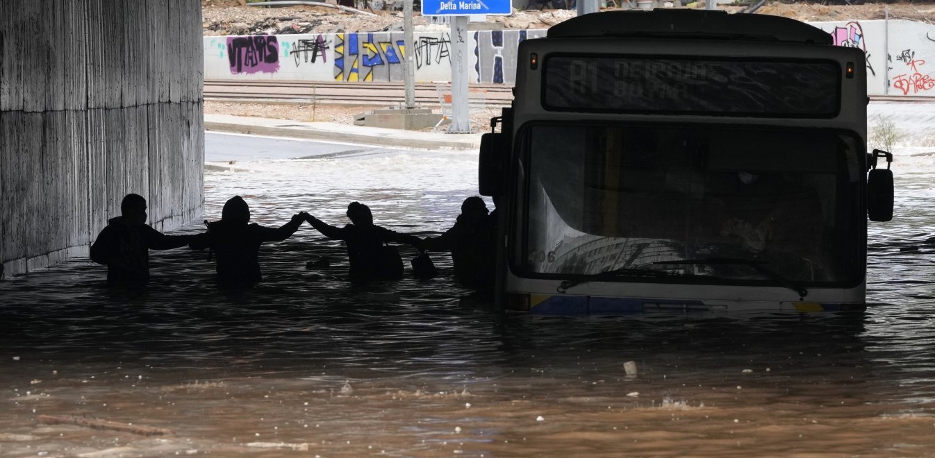 Από τον Οκτώβριο του 2019 η φωτογραφία με το πλημμυρισμένο λεωφορείο – Εκτελούσε το δρομολόγιο Ασπρόπυργος – Νεόκτιστα