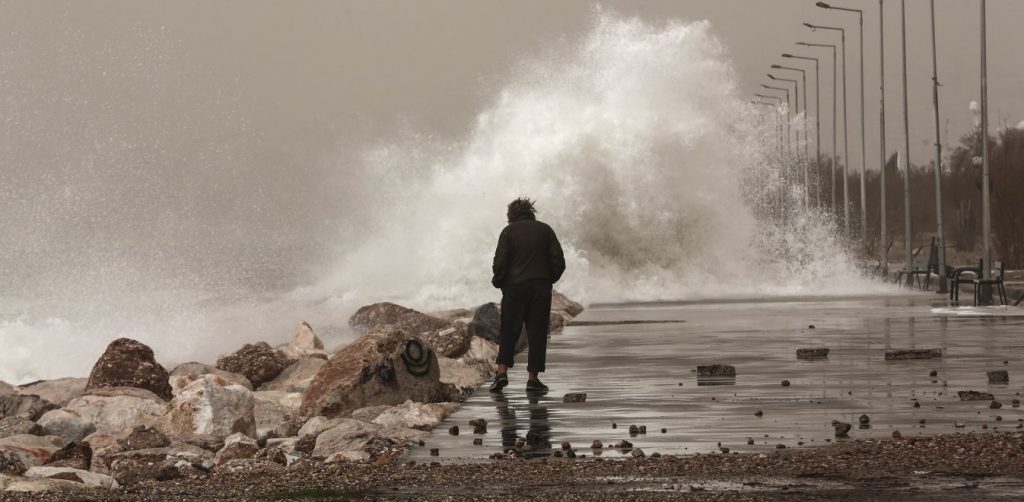 Σχέδιο «τρέξτε να σωθείτε για να μην πνιγείτε»: Με μηνύματα και εκκενώσεις αντιμετωπίζουν και την κακοκαιρία