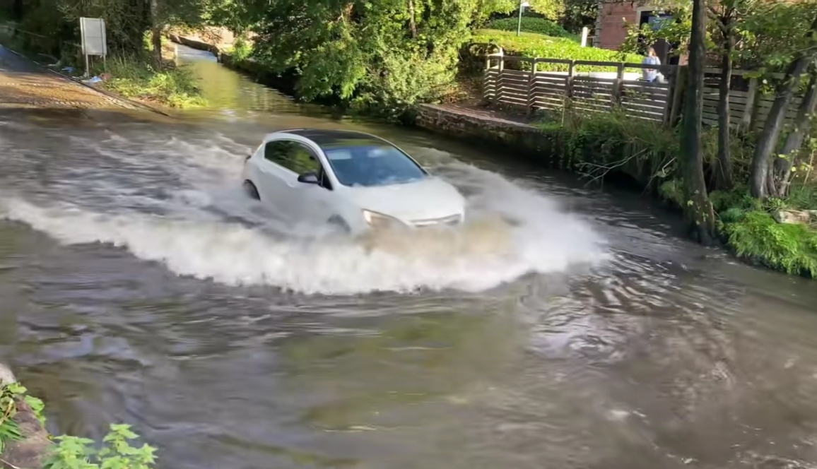 Τι γίνεται αν περάσεις με το αυτοκίνητο μέσα από πολύ νερό; (βίντεο)