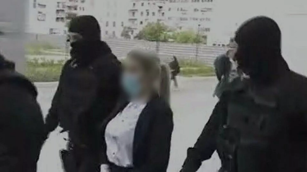 Επίθεση με βιτριόλι: Έφτασε στο δικαστήριο η κατηγορούμενη