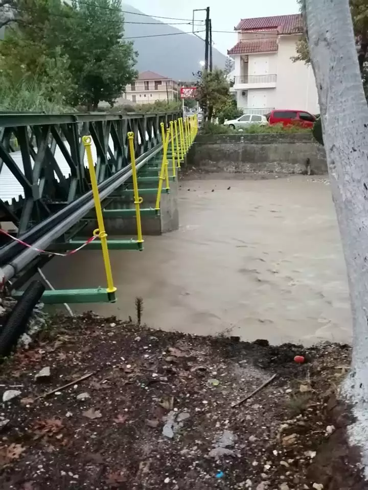 Κακοκαιρία «Μπάλλος»: Στα δύο «κόπηκε» το χωριό Πόρος στην Κεφαλονιά – Φούσκωσε το ποτάμι (φώτο)