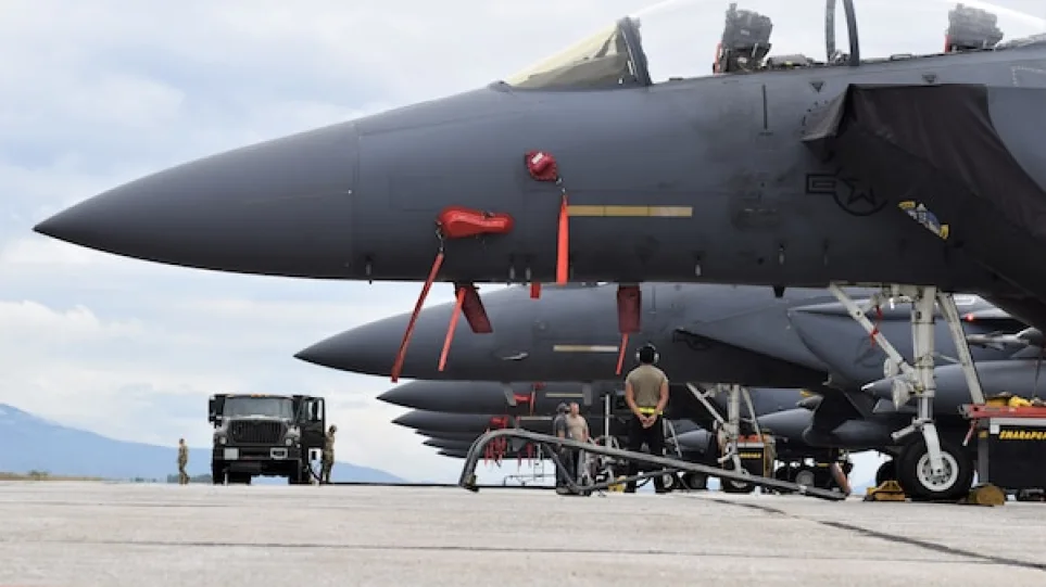 Αμερικανικά F-15 στην Λάρισα και οι Τούρκοι δυσφορούν: «Γιατί οι προσγειώθηκαν στην Ελλάδα;»