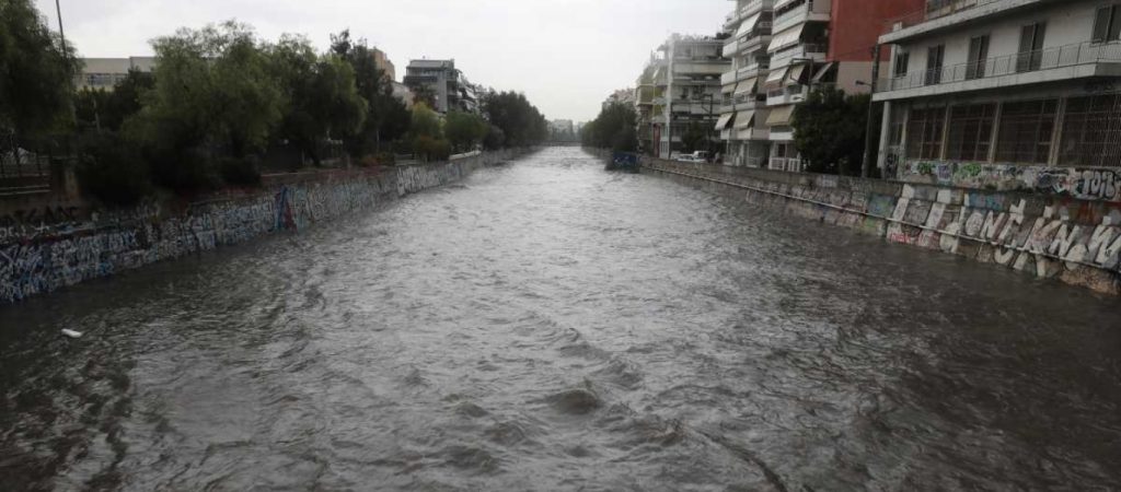 Έτοιμος να ξεχειλίσει ο Ιλισσός στο σημείο της παλιάς Παραλιακής (βίντεο)