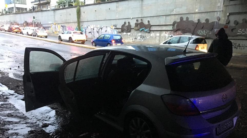 Εικόνες παράλυσης στην Αττική από την κακοκαιρία- Στη Σπύρου Λούη οδηγός βγήκε από το… παράθυρο για να σωθεί