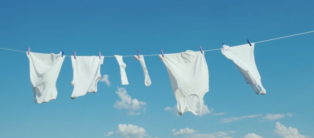 Το εύκολο τρικ που θα εξαφανίσει την «κιτρινίλα» από τα λευκά σας ρούχα!