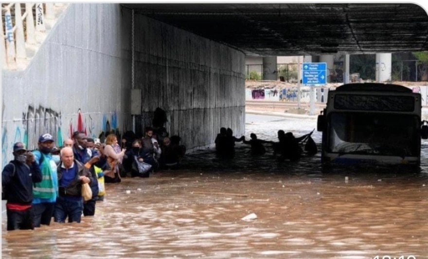 Νέα βίντεο από το λεωφορείο που «βυθίστηκε» στην παλιά Ποσειδώνος