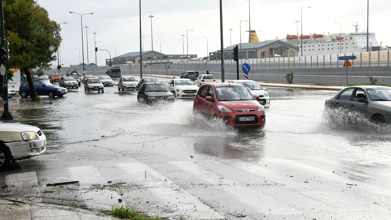 «Χτυπά» την Αθήνα η κακοκαιρία: Ισχυρή καταιγίδα και χαλάζι – Διακοπές ρεύματος και χάος στους δρόμους