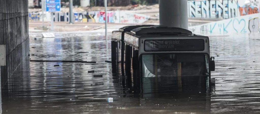 Στιγμές τρόμου στο λεωφορείο που βυθίστηκε – Έντρομοι οι επιβάτες που παραλίγο να πνιγούν (βίντεο)