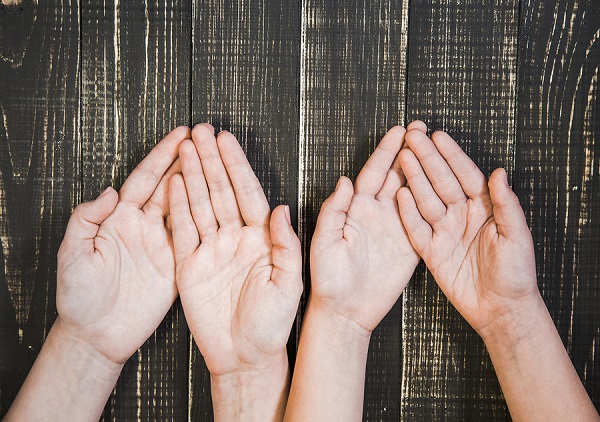 Προσοχή: Επτά ανησυχητικά σημάδια στα χέρια που φανερώνουν την κατάσταση της υγείας μας