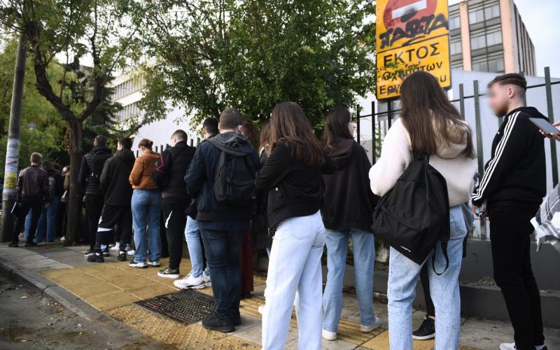 Πανεπιστήμια: Με πολύωρες αναμονές και στρίμωγμα στις ουρές η επιστροφή των φοιτητών