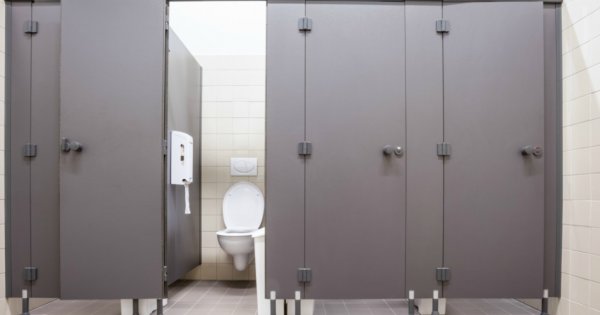 ΗΠΑ: Έδιωξαν άρον-άρον «ασυγκράτητο» ζευγάρι από το γήπεδο επειδή έκανε… σεξ στις τουαλέτες (βίντεο)