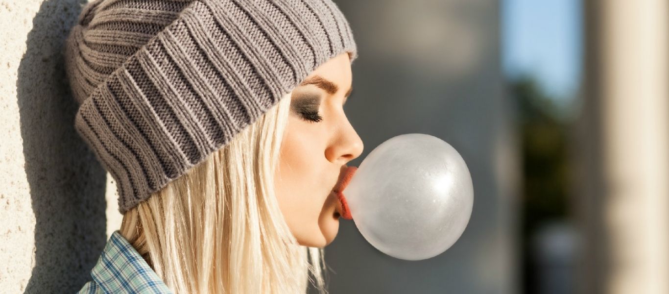 Κολλημένη τσίχλα σε μαλλιά ή ρούχα; – Το κόλπο για να την απομακρύνετε