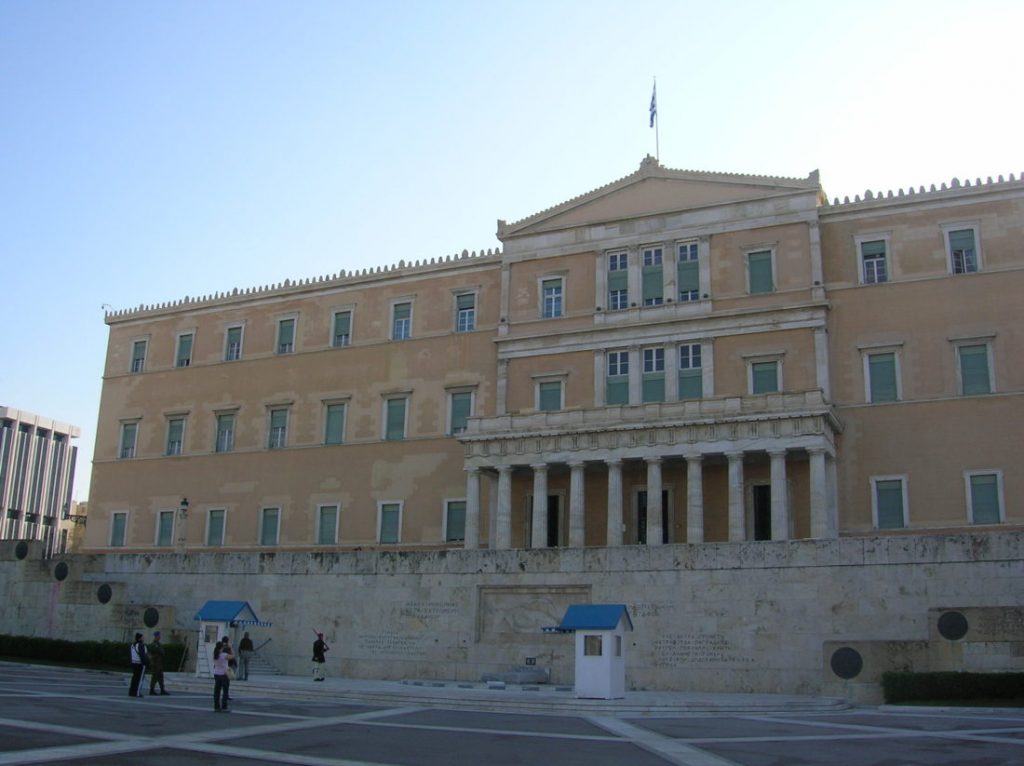 Η Βουλή «χτυπήθηκε» από την κακοκαιρία «Μπάλλος» – Έπεσαν μάρμαρα & μπήκαν νερά στο κτίριο (φώτο)