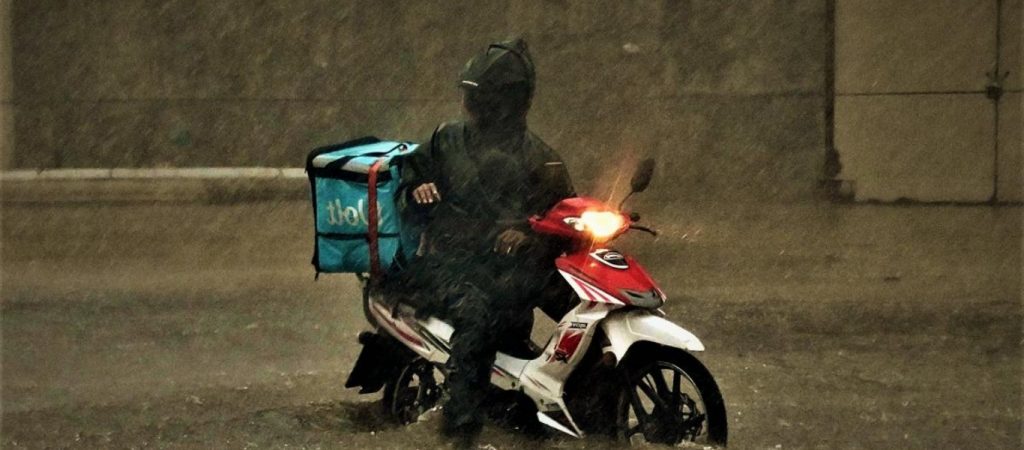 Wolt: Προχωρά στην αναστολή της παράδοσης παραγγελιών λόγω κακοκαιρίας