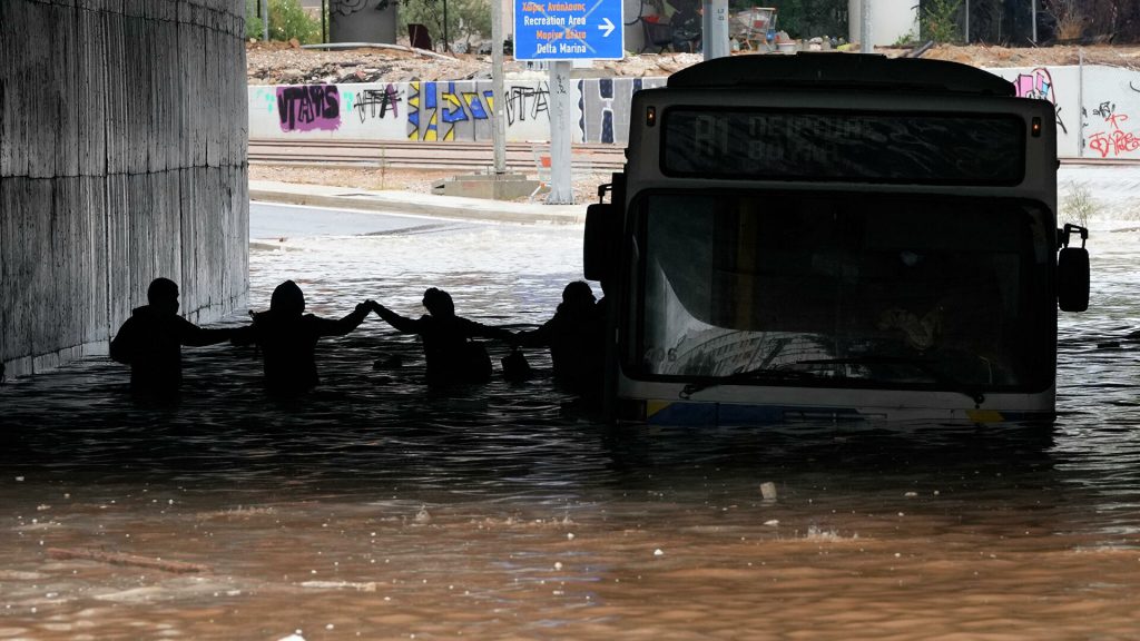 Ν.Παππάς για το βυθισμένο λεωφορείο στην Ποσειδώνος: «Δυο χρόνια το έργο είναι παγωμένο»
