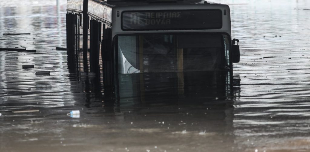 Εισαγγελική έρευνα για το λεωφορείο που «βούλιαξε» στην Ποσειδώνος