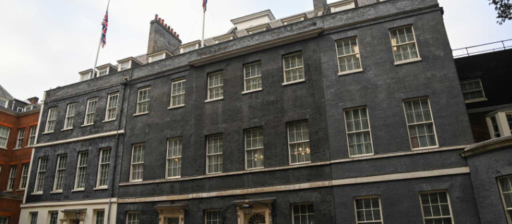 Βρετανία: Μεσίστια η σημαία στη Ντάουνινγκ  Στριτ για την δολοφονία του βουλευτή