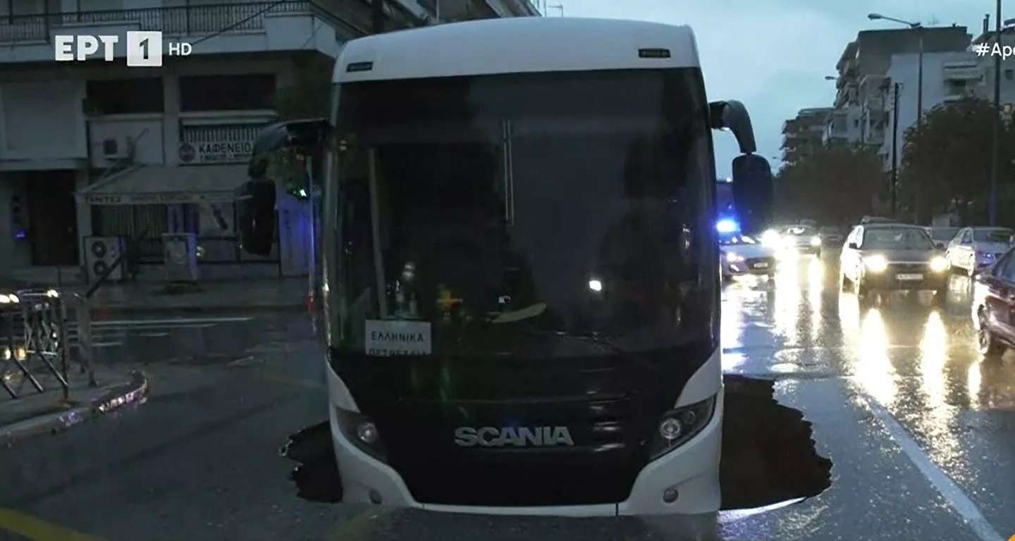 Διαλυμένο κράτος: Εικόνα σοκ με λεωφορείο να έχει πέσει σε τρύπα 5 μέτρων στη Θεσσαλονίκη! (βίντεο)