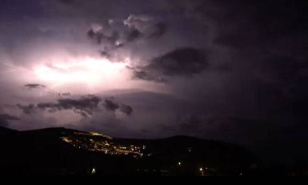 Μύκονος: Η κακοκαιρία «Μπάλλος» έκανε τη νύχτα μέρα από τους κεραυνούς (βίντεο)