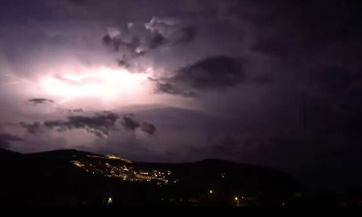 Μύκονος: Η κακοκαιρία «Μπάλλος» έκανε τη νύχτα μέρα από τους κεραυνούς (βίντεο)