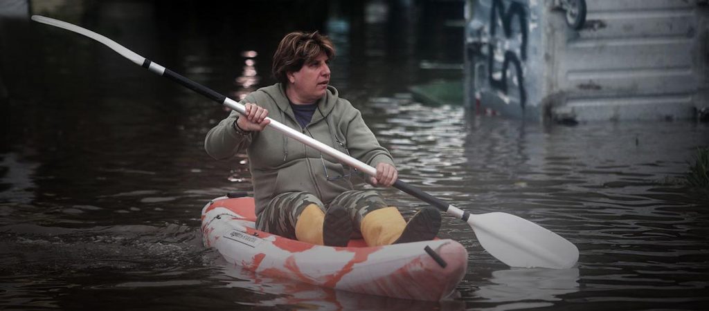 «Πνιγόμαστε» και δεν παραιτείται κανείς: Νεκρός στην Εύβοια -Έπεσε μπαλκόνι στο Χαλάνδρι -Κάνουν κανό στον Κολωνό (upd)