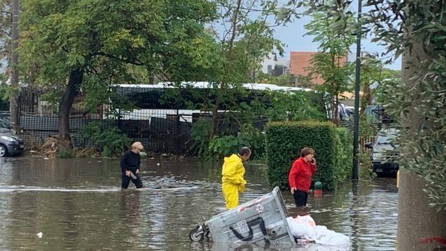 Μεγάλες καταστροφές στον Κολωνό από την κακοκαιρία – Πλημμυρισμένα σπίτια και κλειστοί δρόμοι