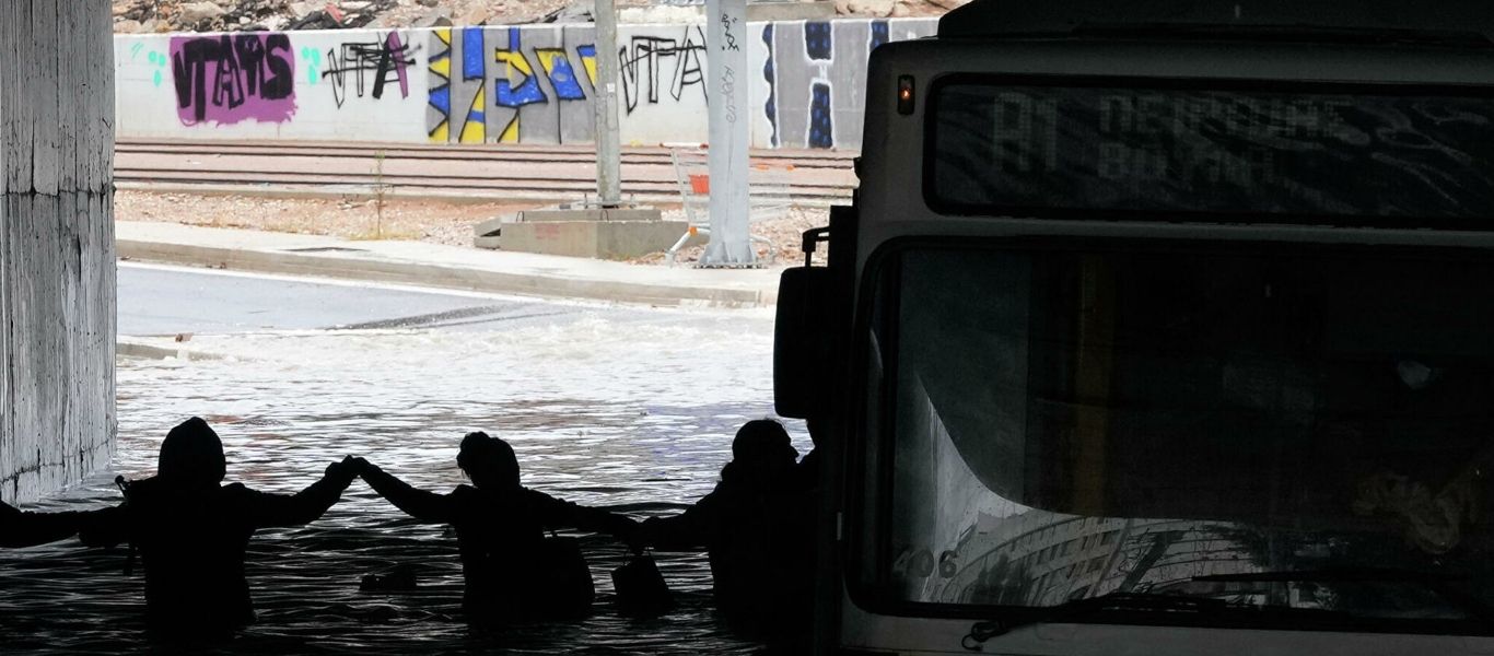 Απομακρύνθηκε το λεωφορείο που «βυθίστηκε» στην Λ.Ποσειδώνος – Πάνω από 24 ώρες κράτησε η ρυμούλκηση