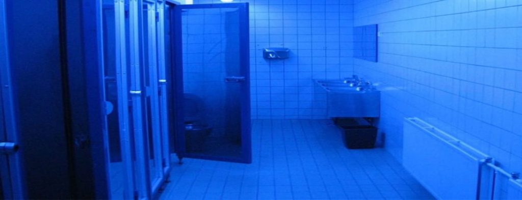 Εσύ ήξερες γιατί στην Ελβετία οι δημόσιες τουαλέτες έχουν μπλε φωτισμό; – Ο λόγος είναι πολύ σοβαρός