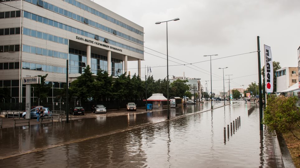 Διεκόπη η κυκλοφορία σε Πειραιώς και περιφερειακή Αιγάλεω λόγω της κακοκαιρίας «Μπάλλος»