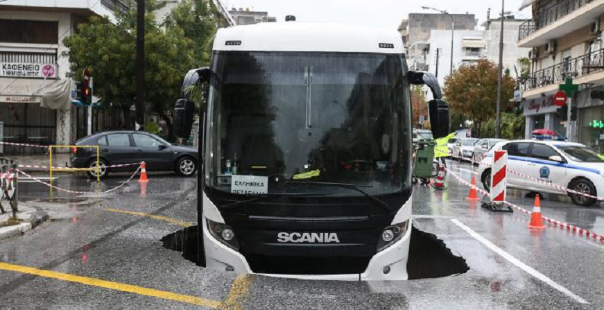 Θεσσαλονίκη: Κλειστή παραμένει η Εθνικής Αντιστάσεως που βυθίστηκε το λεωφορείο – Σε πόσο καιρό θα αποκατασταθεί;