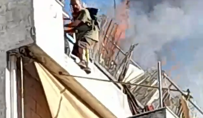 Φωτιά ξέσπασε σε πολυκατοικία στον Κολωνό – Ένοικος πήδηξε από το μπαλκόνι (βίντεο-φωτο) (upd)